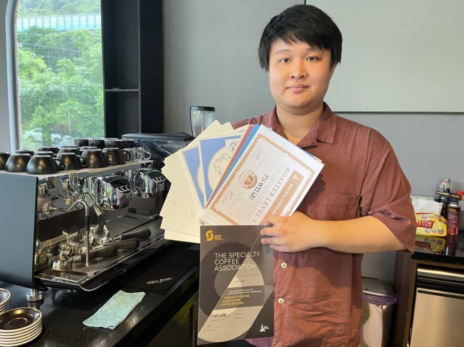 年僅24歲劉育維，懷有一身手沖咖啡好本領，坐擁60張咖啡相關證照。潘志偉攝