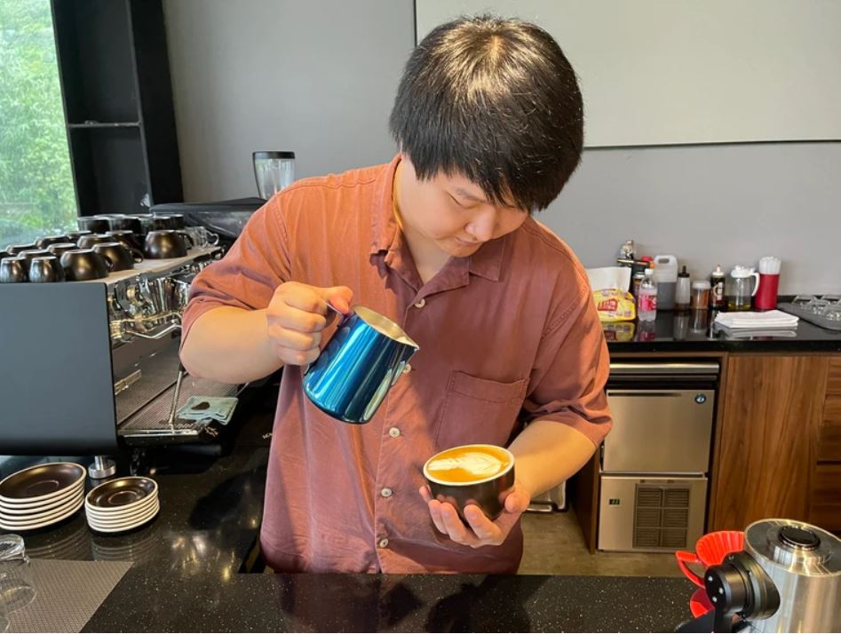 喝過一次阿里山咖啡的劉育維，除了讓他驚豔外，還毅然一頭栽進咖啡界。潘志偉攝