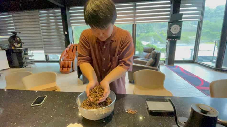 劉育維認為豆子是活的，會隨著存放環境有所差異，有了烘豆神器當然能做出穩定咖啡，但是最終味道，還是取決師傅功力。。潘志偉攝